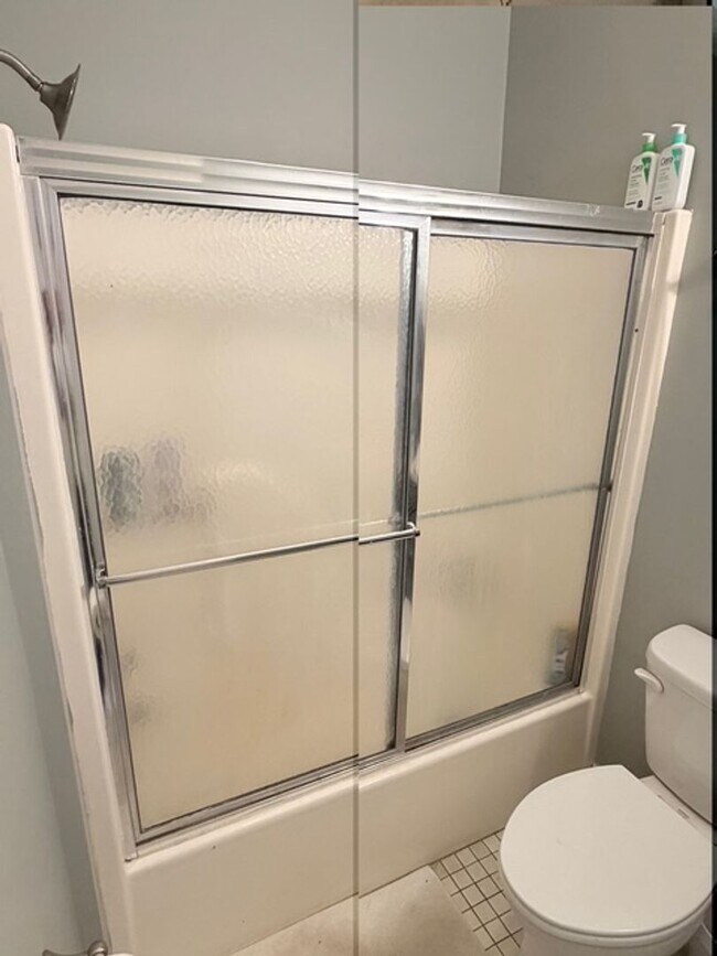 Building Photo - North Thomas 472-492