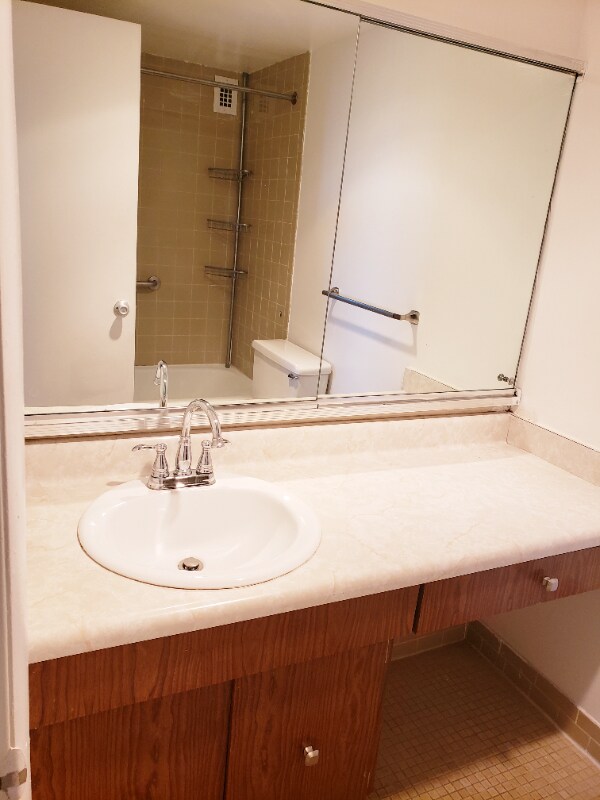 Building Photo - 1121 University Blvd W