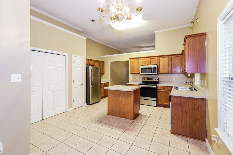 Building Photo - 8691 Overcup Oaks Dr