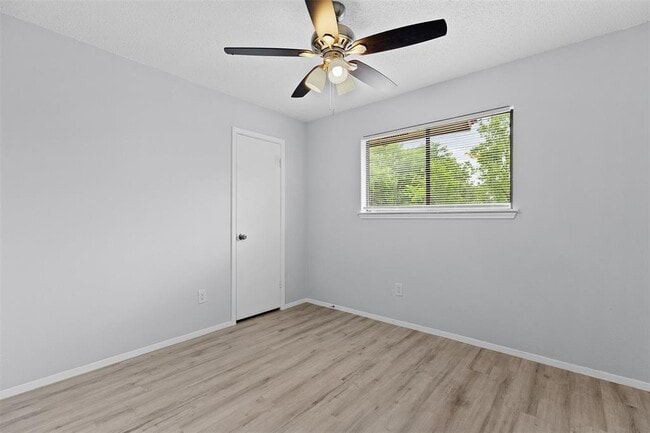 Building Photo - 618 Rollingway Dr