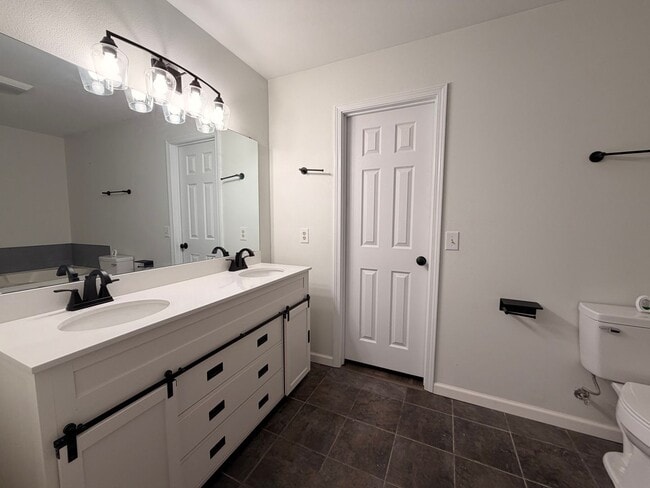 Building Photo - Welcome to this conveniently located home in Russellville, AR, a place where comfort meets style.