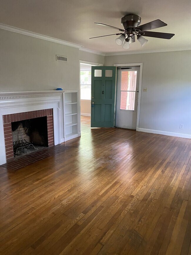 Building Photo - 3 Bedroom two bath in Lindley Park