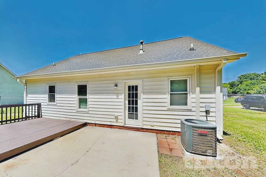 Building Photo - 809 Valley Creek Dr