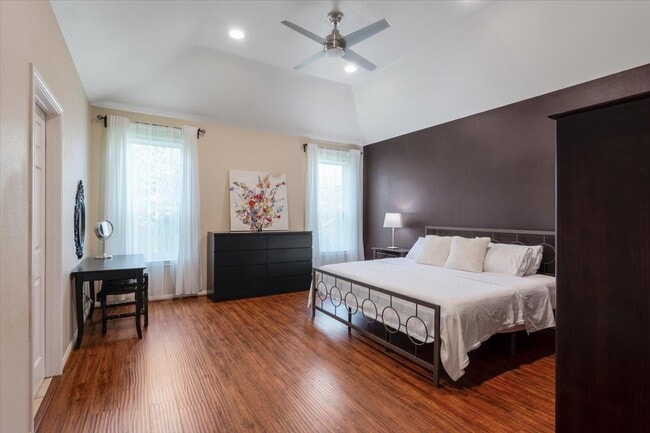Building Photo - 5343 Oak Cove Dr
