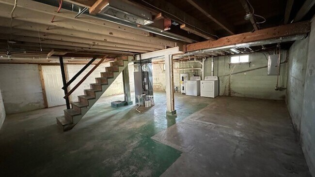 Building Photo - 815 Roberts St