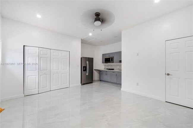 Building Photo - 1205 SE 7th Ct