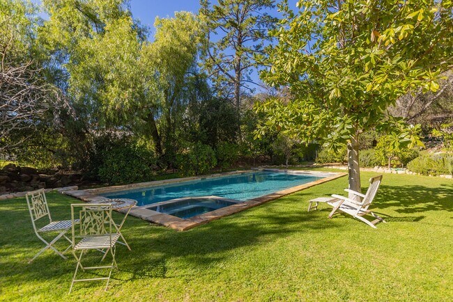 Building Photo - East End Hideaway