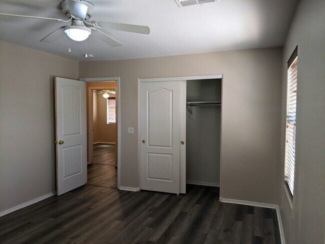 Building Photo - 4 Bedroom Home Near W Southern Ave and S 7...