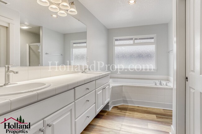 Building Photo - Beautifully Home Near Waterhouse Trail & Lake