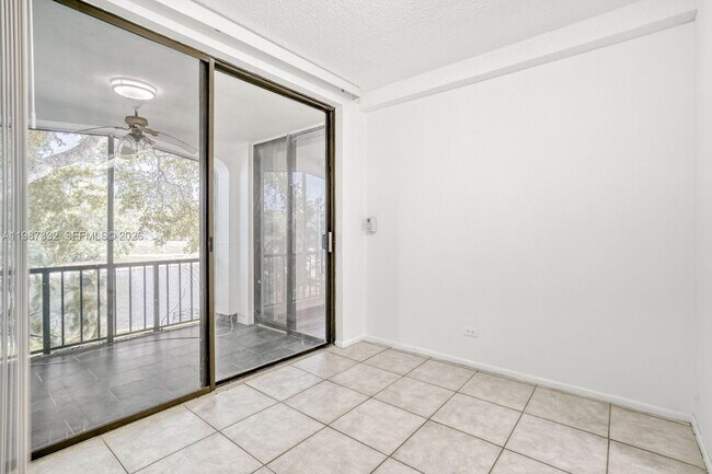 Building Photo - 3760 Inverrary Dr