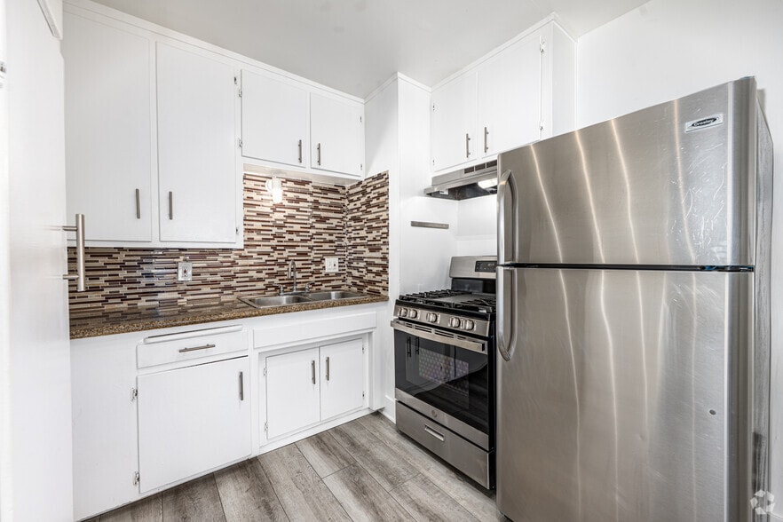 1BR, 1BA - 625SF - Kitchen - The Allison @ Franklin Village