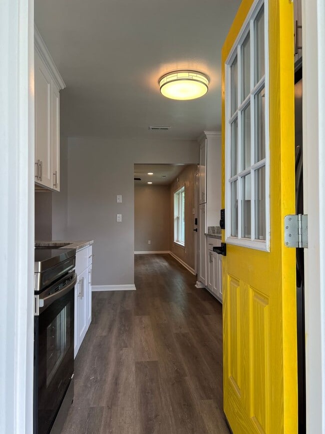 Building Photo - 3 bd, 1 bth single family Virginia Beach