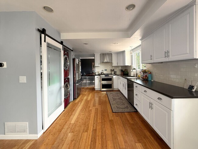 Building Photo - $0 DEPOSIT OPTION. SPACIOUS 4-BEDROOM CENT...