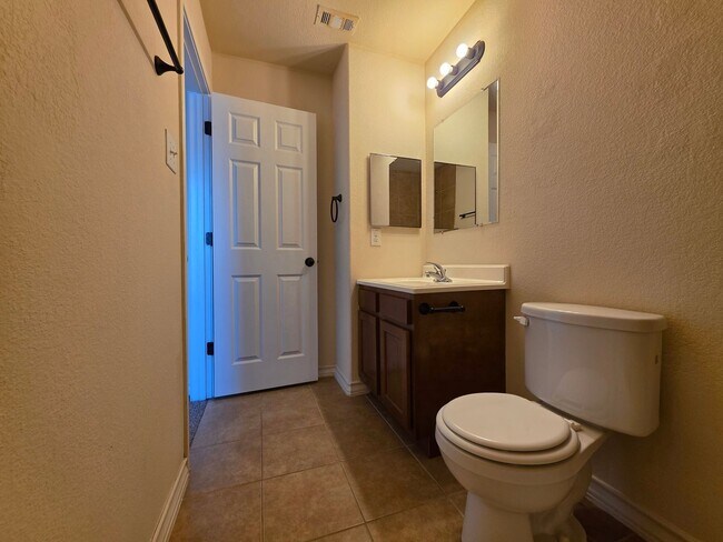 Building Photo - Town home for rent