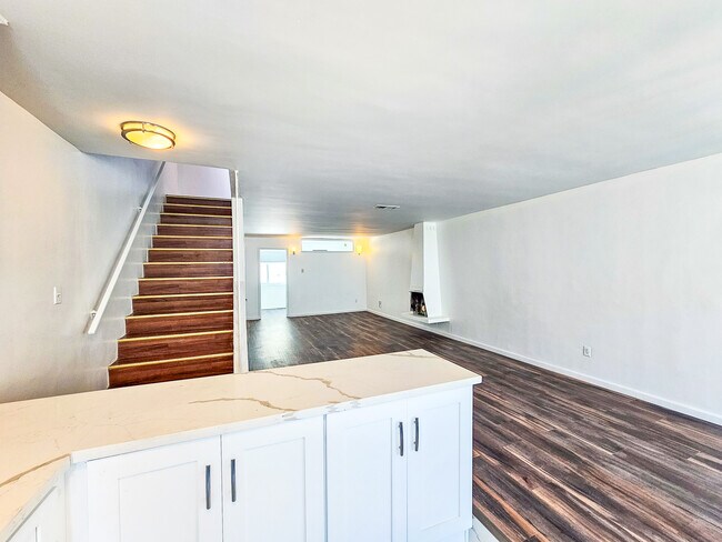 Building Photo - 418 S Palm Dr