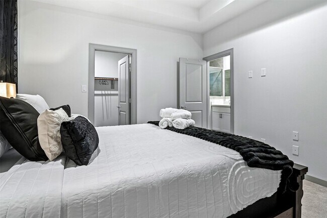 Building Photo - 829 Emile St