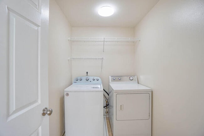 Building Photo - THREE BEDROOM WITH FENCED YARD