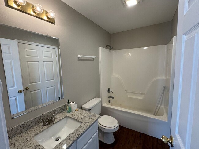 Building Photo - Just off Campus 8/15 Move In!