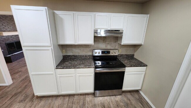 Building Photo - Half off first full month's rent/Southwest...