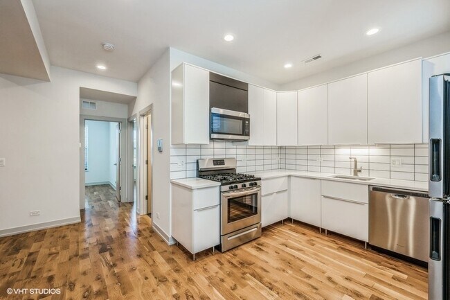 Building Photo - 325 E 44th St