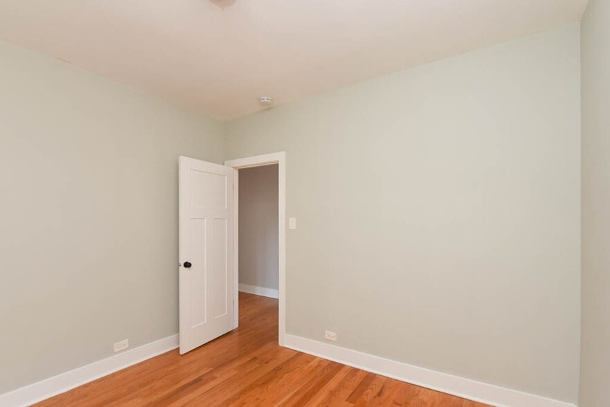 Building Photo - 3727 N Pine Grove Ave