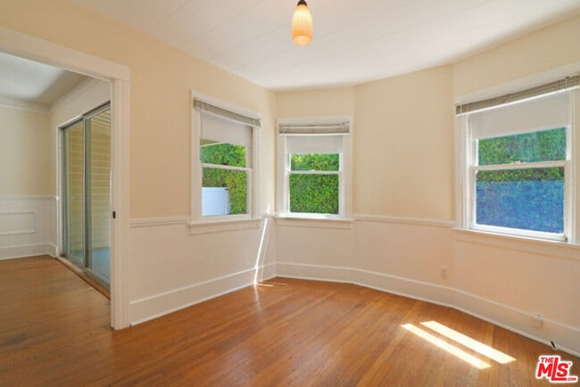 Building Photo - 523 N Gower St