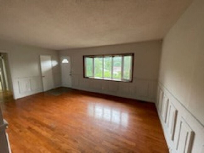 Building Photo - Large 4 Bedroom 2 Bathroom House for Rent