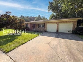 Building Photo - 3 Bed, 2 Bath Home with Fenced Yard & Garage / Pet-Friendly / Available Now!