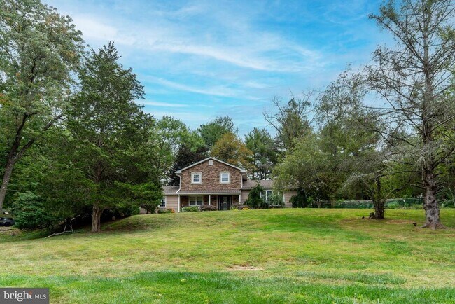 Building Photo - 230 Jacobs Creek Rd