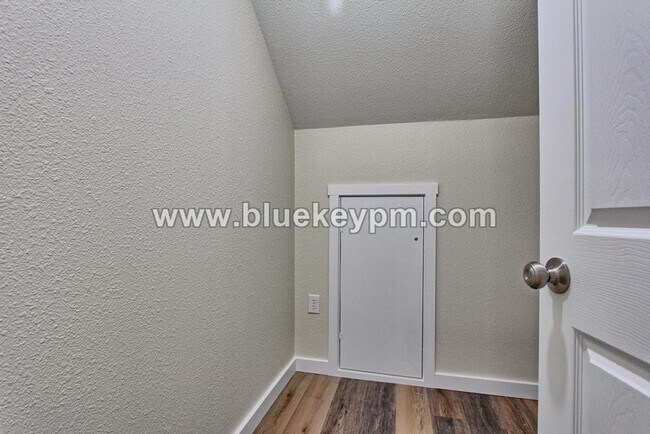 Building Photo - 5 Bed, 3 Bath Home in Orchards with Primary Bedroom on Main