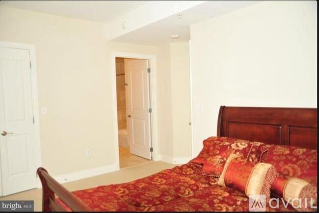 Building Photo - 8220 Crestwood Heights Dr