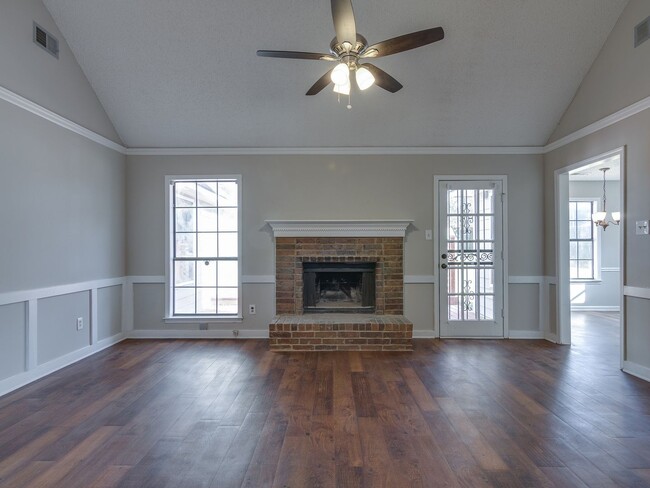 Building Photo - Renovated and Ready for Move In!