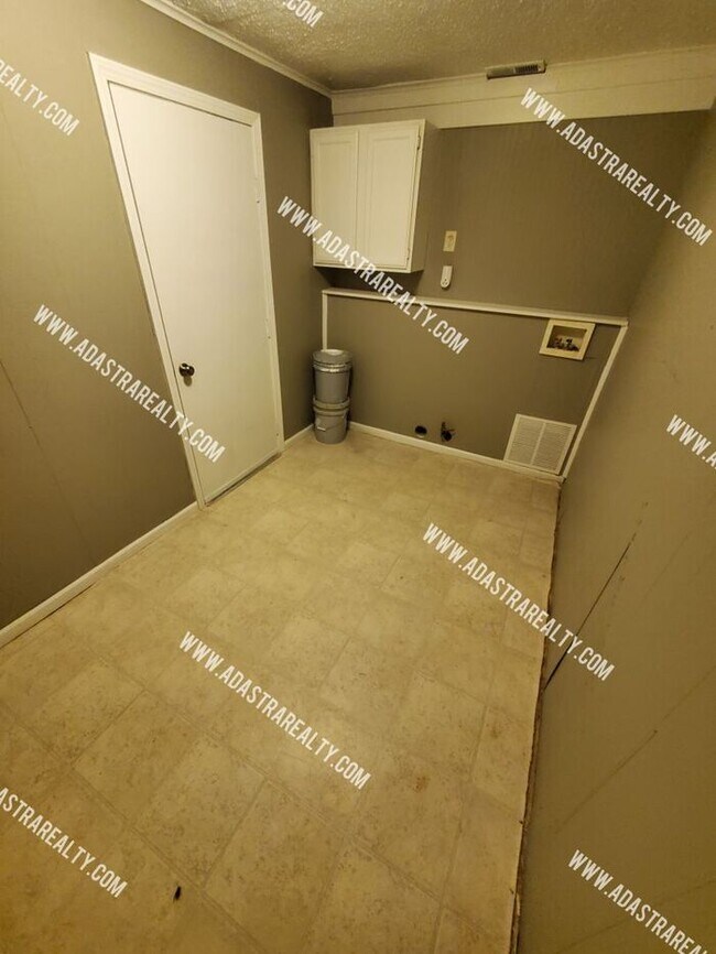 Building Photo - Remodeled 2 Bedroom Raytown Home w/Potential 3rd Bedroom-Available NOW!!
