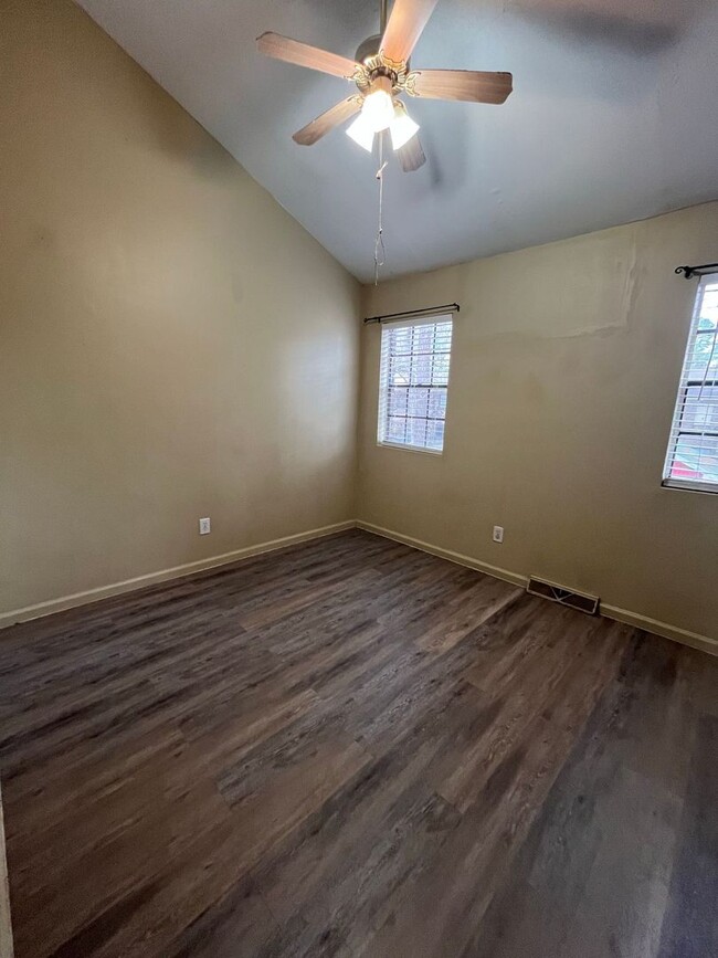 Building Photo - Cute 2Br 1.5Ba Townhome off Old Trolley Road