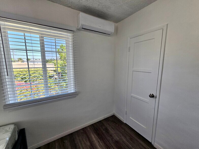 Building Photo - 1349 W 35th St
