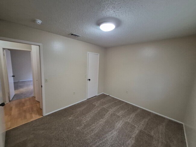 Building Photo - 120 Friendswood Path