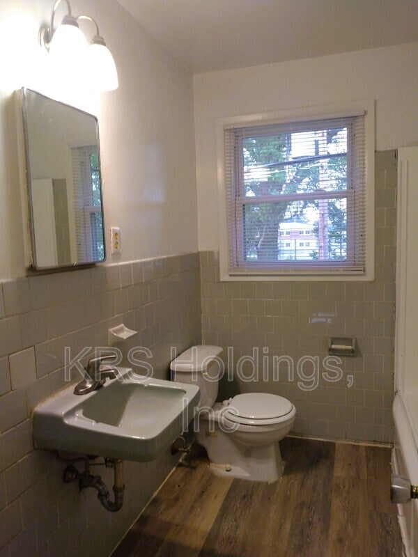 Building Photo - 2406 Wayside Dr