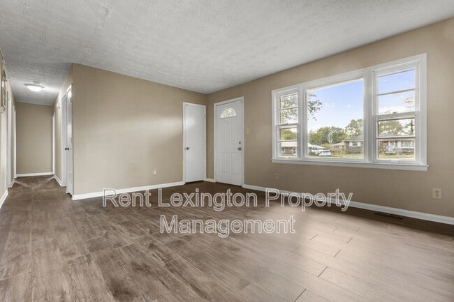 Building Photo - 2461 Mirahill Dr