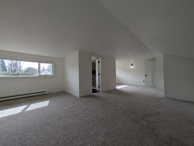 Building Photo - updated 4bed/2bath duplex near Oakway Rd