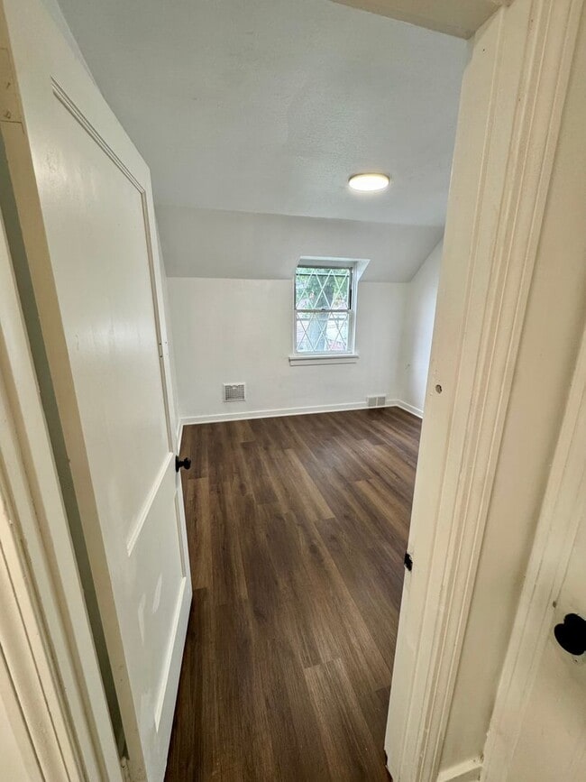 Building Photo - Adorable 2 Bed 1 Bath Home in Brookline W/dedicated office/library space!