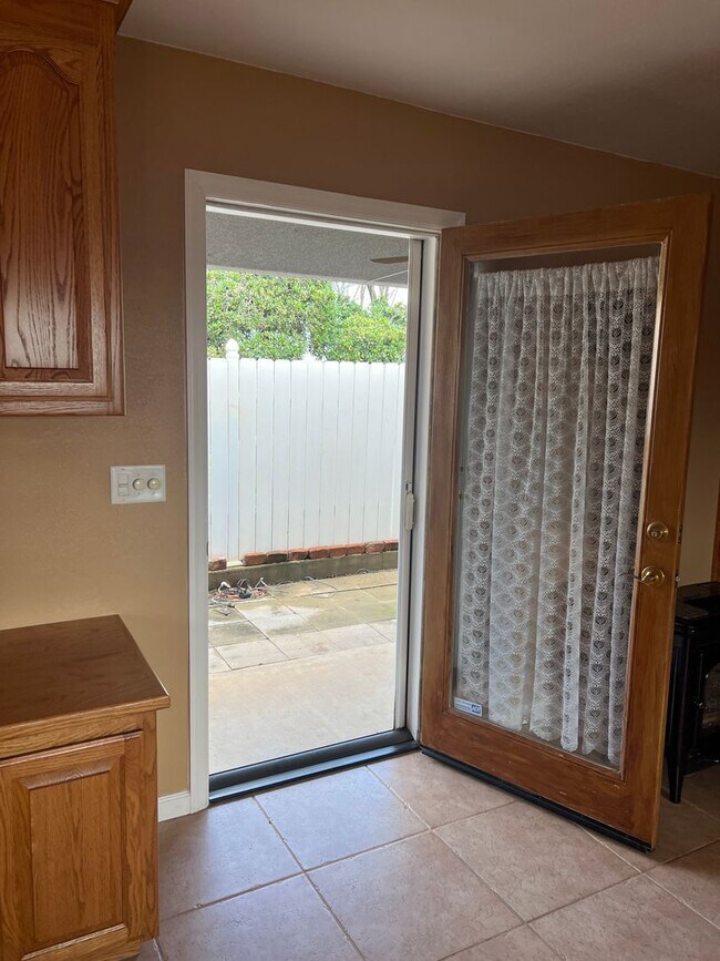 Building Photo - Welcome to this charming 2-bedroom, 2-bathroom home!