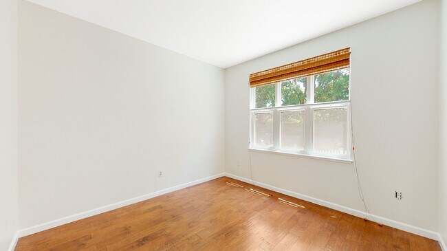 Building Photo - 4-Bedroom Townhome in San Jose!