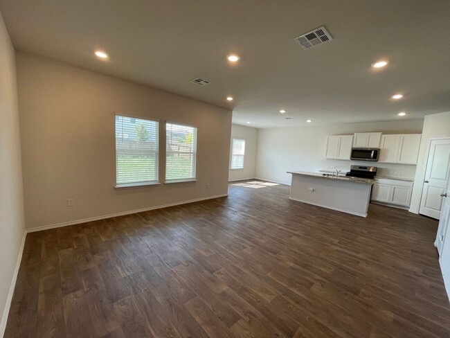 Building Photo - Beautiful 4 bedroom, 2.5 bathroom home in a great location!