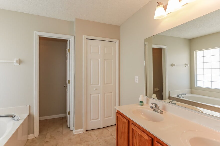 Building Photo - 2391 Creekfront Dr