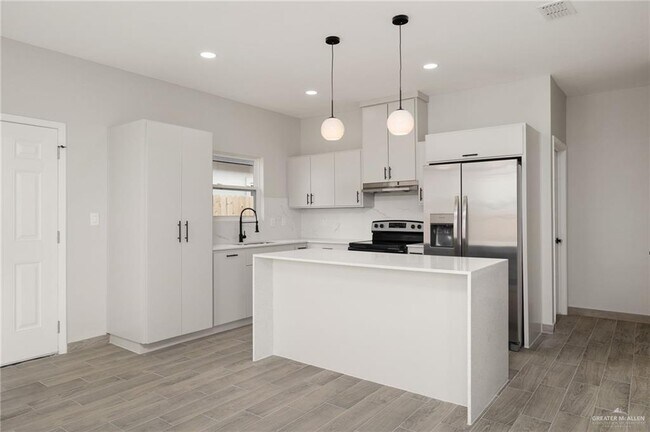 Building Photo - 17 Selena St