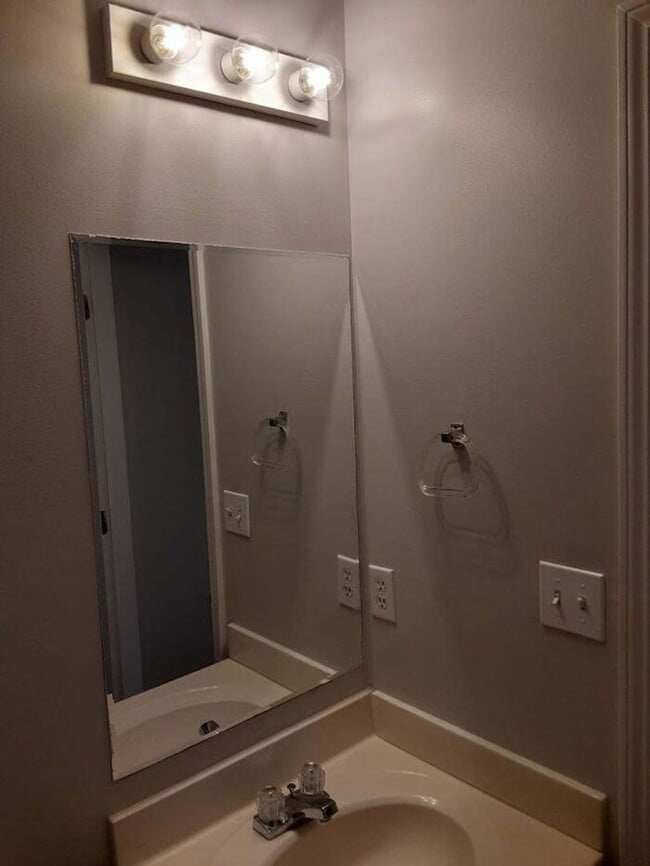 Building Photo - Gorgeous 2 Bedroom, 1 Bathroom Apartment at Millcreek Terrace