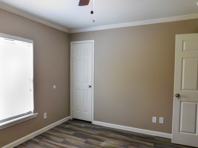 Building Photo - Room For Rent