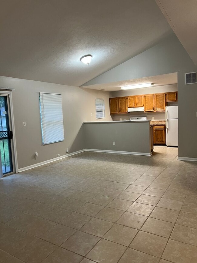 Building Photo - Charming residence boasts three spacious b...