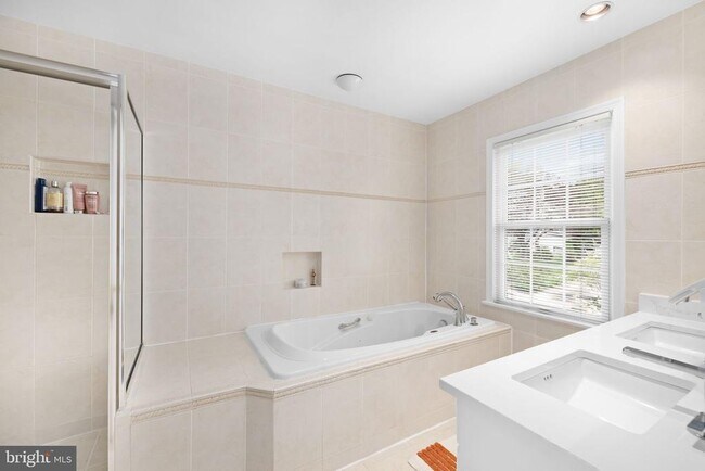 Building Photo - 1136 Pine Hill Rd