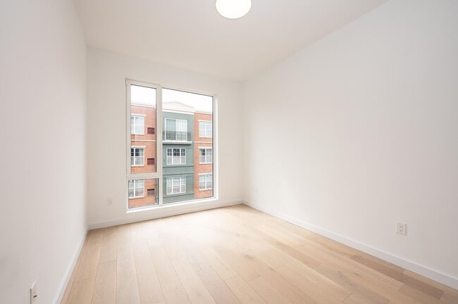 Building Photo - 425 3rd St